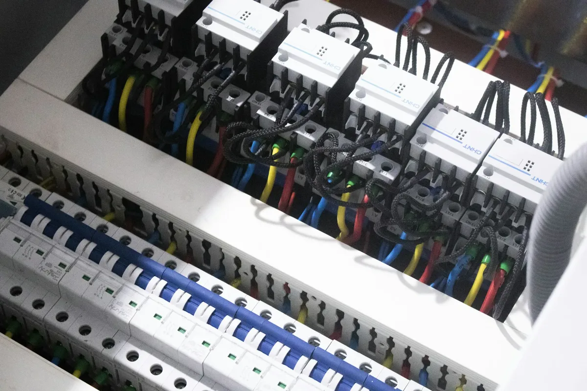 Open groepenkast met installatieautomaten op DIN-rail en gekleurde bedrading